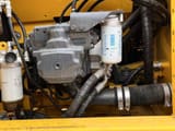 Détail compartiment moteur pelle sur chenilles Komatsu PC200-8 2024