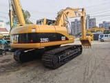 Гусеничный экскаватор 2008 Caterpillar 320CL, вид сзади под углом