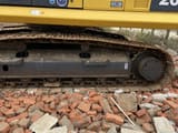 Komatsu PC200-8N1 Raupenbagger Seitenansicht der Ketten