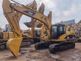 Pelle sur chenilles Caterpillar 320CL de 2015, vue avant trois-quarts