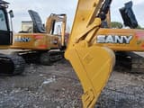 Escavatore cingolato Caterpillar 320D del 2020, primo piano di benna e braccio