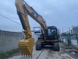 Гусеничний екскаватор 2015 Caterpillar 320D, передній тричвертний вигляд