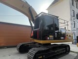 Koparka gąsienicowa 2023 Caterpillar 320D2L, widok z przodu pod kątem