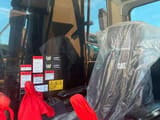 Vista interna cabina escavatore cingolato Caterpillar 320CL del 2020