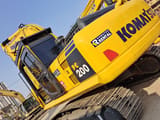 Escavatore cingolato Komatsu PC200-8 del 2023, vista posteriore tre quarti