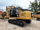 Pelle sur chenilles Caterpillar 320D2 2024, vue arrière trois-quarts