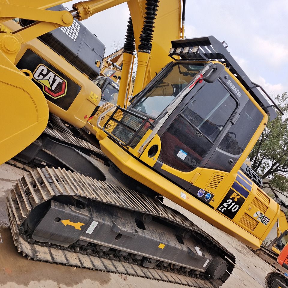 2024 Komatsu PC210LC-8 crawler excavator, side view 2024 Komatsu PC210LC-8 crawler excavator, side view