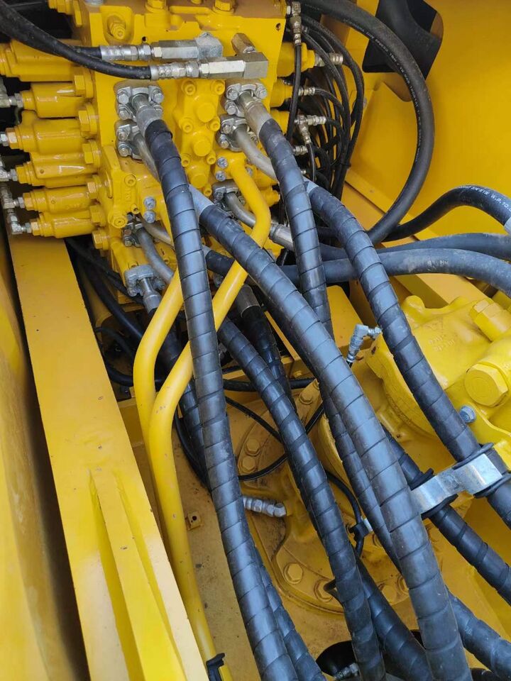 Détail du bloc de soupapes hydrauliques d'une pelle sur chenilles Komatsu PC220-8 de 2023