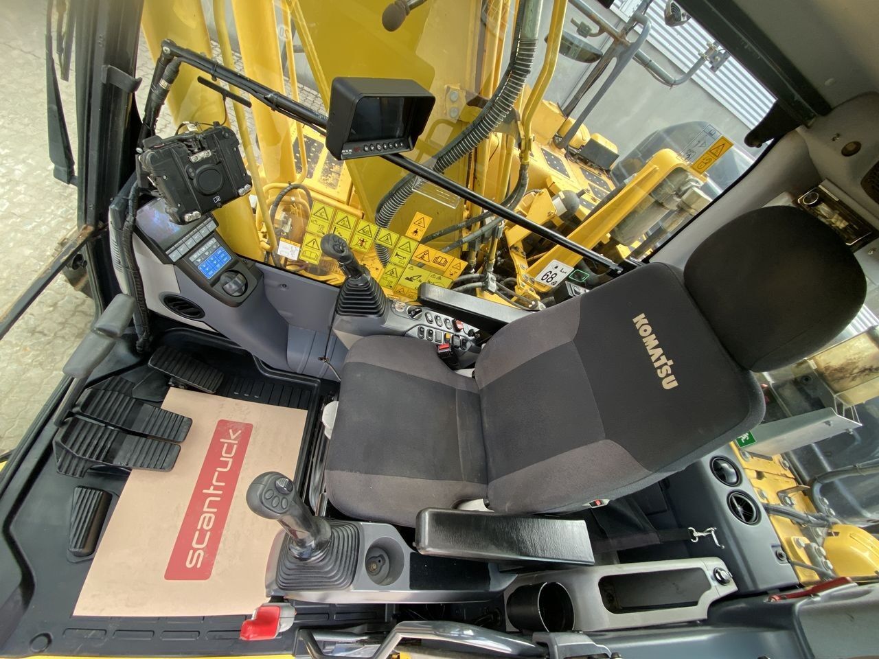 2018 Komatsu PC170LC-11 crawler excavator interior view 2018 Komatsu PC170LC-11 crawler excavator interior view