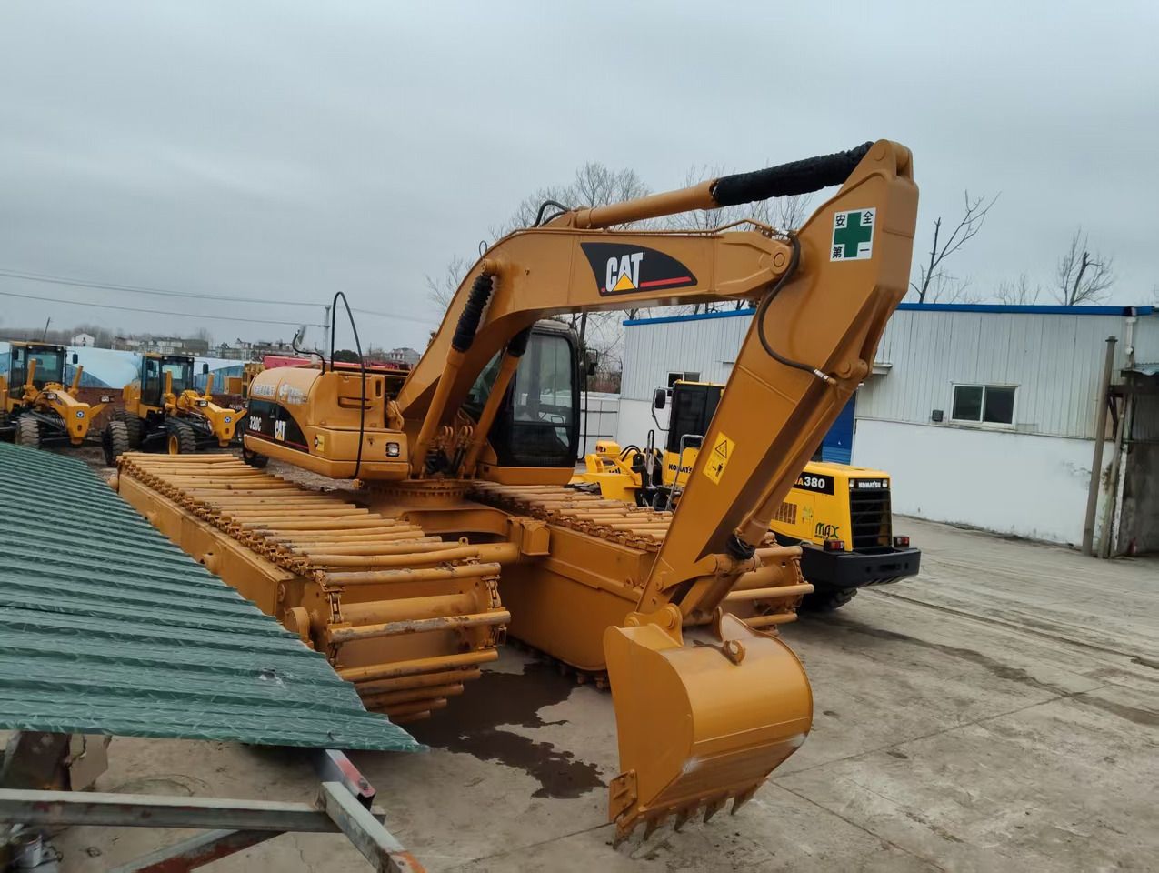 2020 Caterpillar 320C amphibious excavator, side view 2020 Caterpillar 320C amphibious excavator, side view