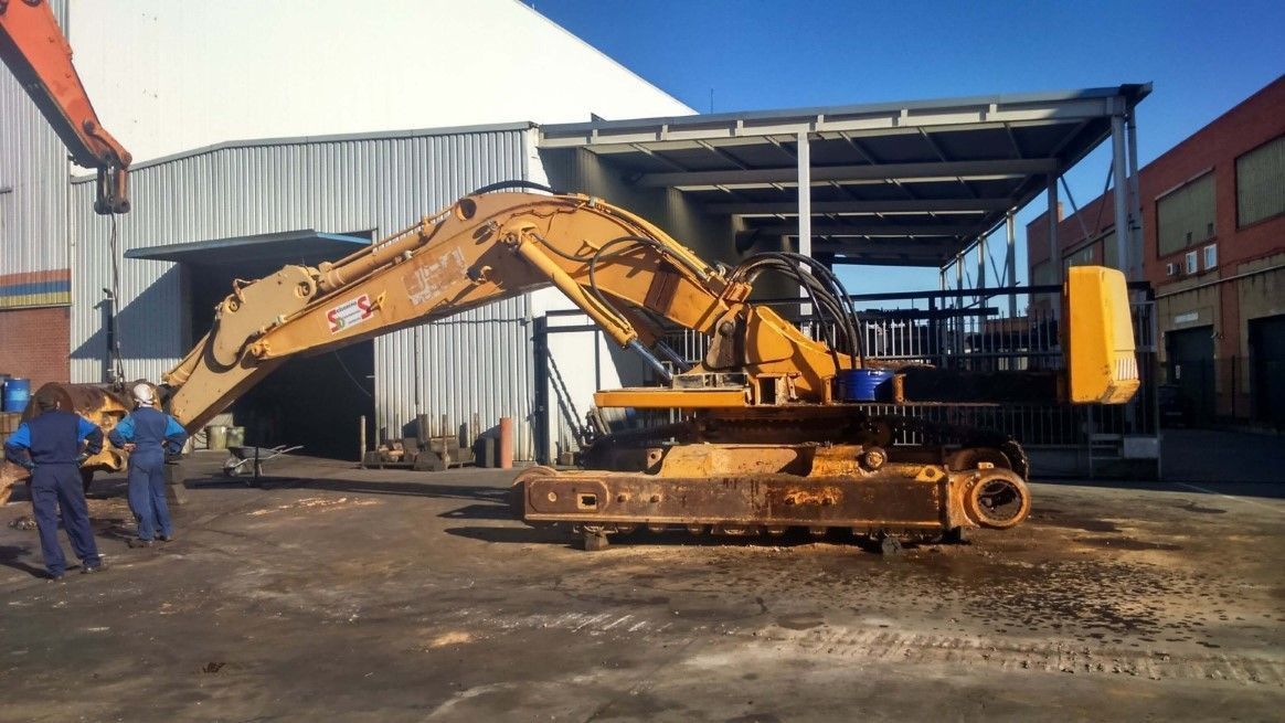 1995 Liebherr R954 LI crawler excavator side view