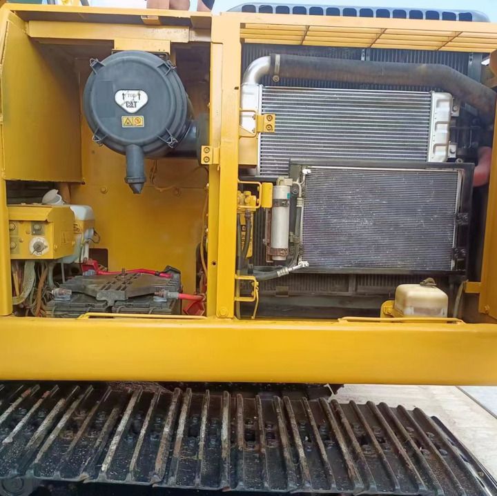Escavadora de rastos 2022 Caterpillar 320D, vista do compartimento do motor Escavadora de rastos 2022 Caterpillar 320D, vista do compartimento do motor