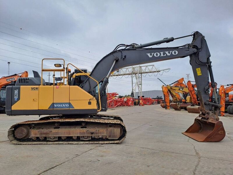 2015 Volvo EC220EL crawler excavator, side profile view