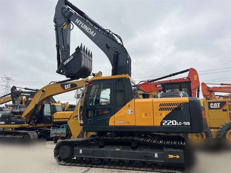2020 Hyundai R220LC-9S crawler excavator, side view