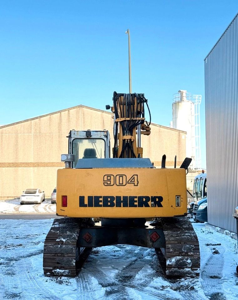 1999 Liebherr 904 crawler excavator, rear view 1999 Liebherr 904 crawler excavator, rear view