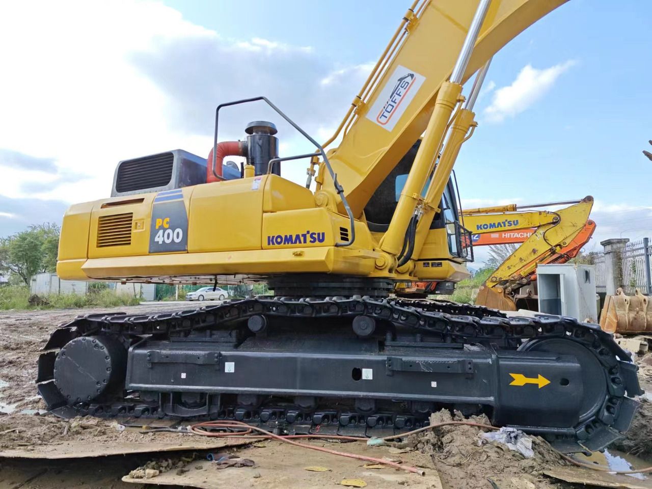 Komatsu PC400-8 crawler excavator, side view Komatsu PC400-8 crawler excavator, side view