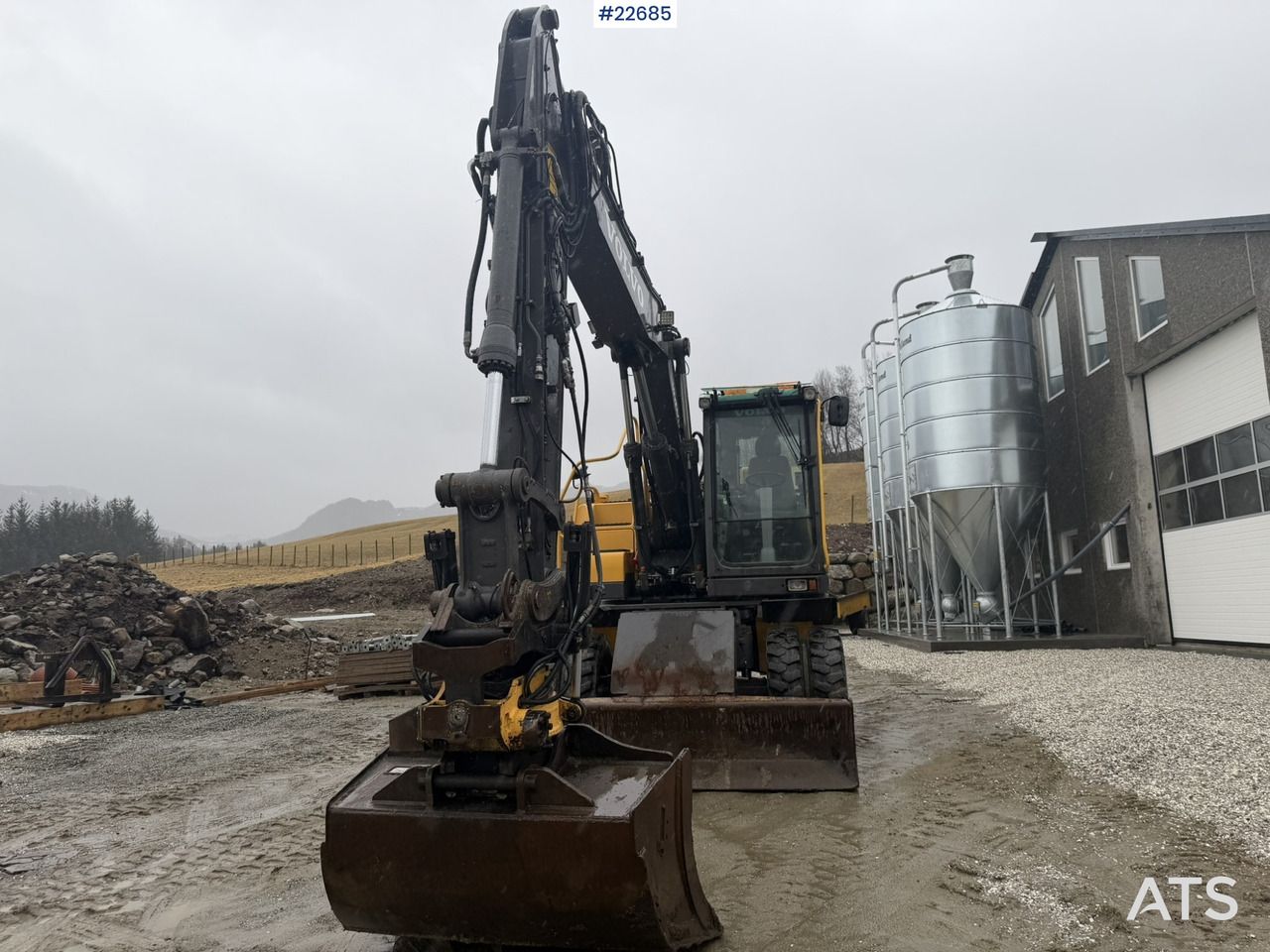 2007 Volvo EW140C wheel excavator, front view 2007 Volvo EW140C wheel excavator, front view