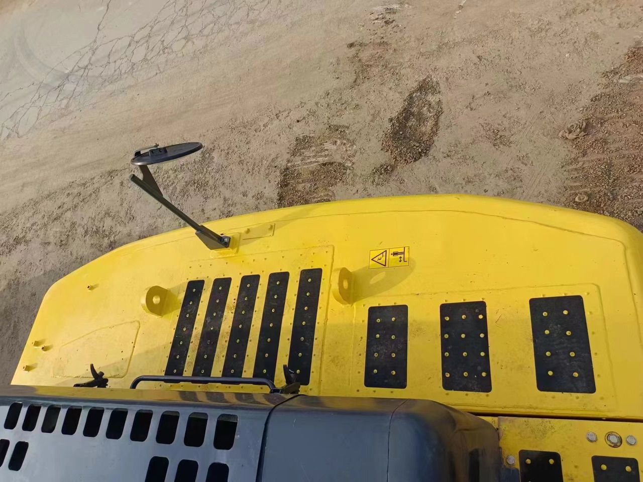 2018 Komatsu PC400-8 crawler excavator top view of the upper structure 2018 Komatsu PC400-8 crawler excavator top view of the upper structure