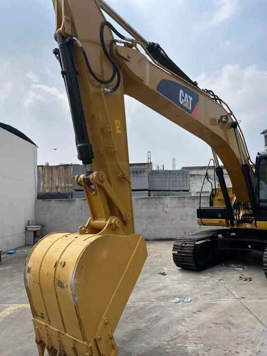 Escavatore cingolato Caterpillar 320D2 del 2022, vista di braccio e benna