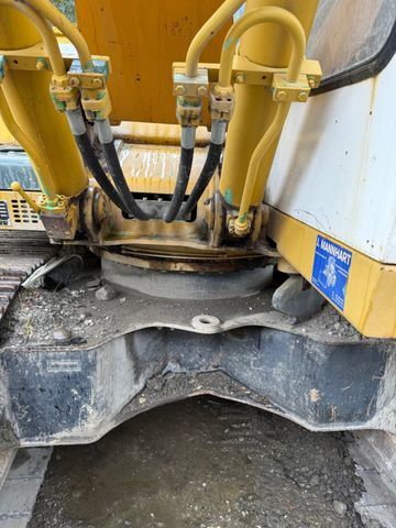 1995 Liebherr R902 STD LITRONIC crawler excavator boom and upper structure detail 1995 Liebherr R902 STD LITRONIC crawler excavator boom and upper structure detail