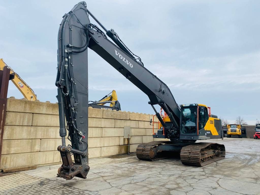 2021 Volvo EC300EL crawler excavator, side view 2021 Volvo EC300EL crawler excavator, side view