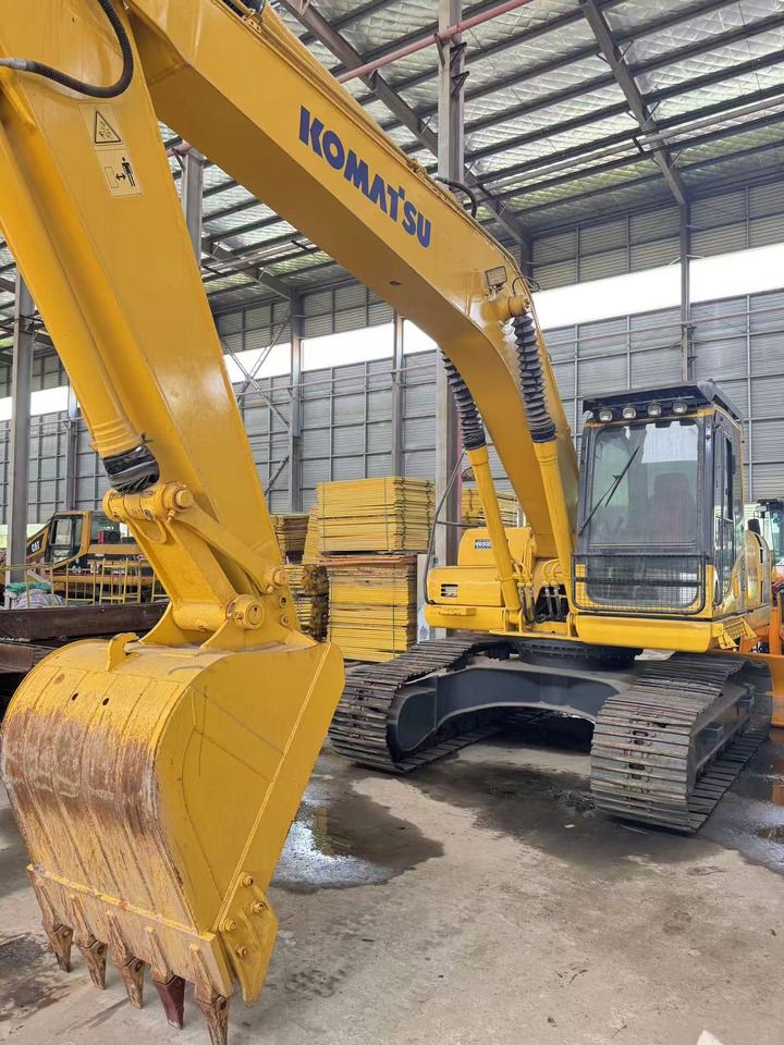 Koparka gąsienicowa 2018 Komatsu PC200-8, widok z przodu pod kątem