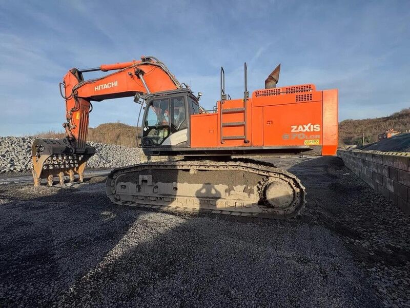 2014 Hitachi Zaxis 670 LCR crawler excavator side view