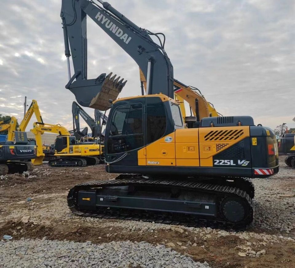2022 Hyundai 225L VS crawler excavator side view 2022 Hyundai 225L VS crawler excavator side view