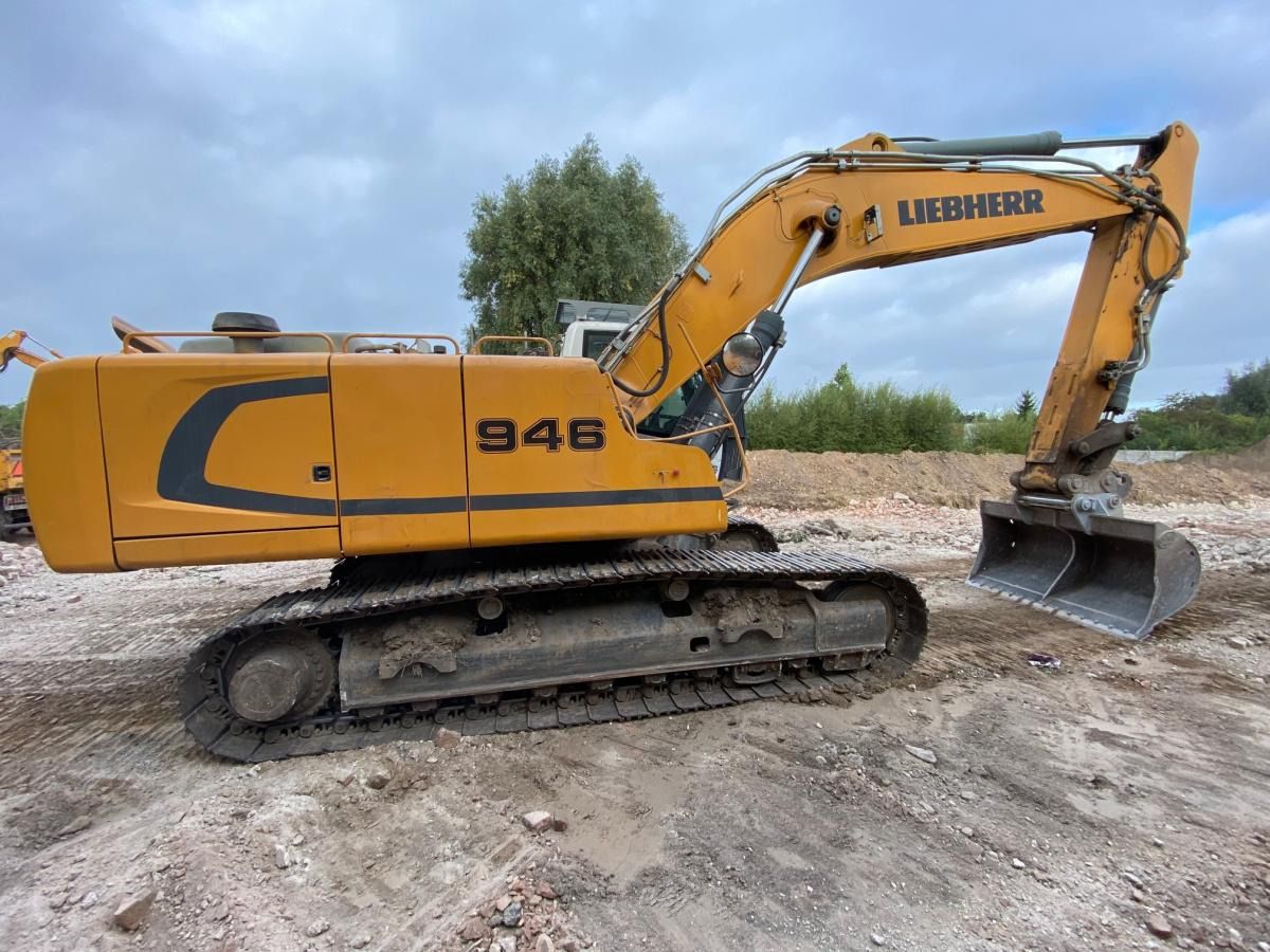2014 Liebherr R946NLC crawler excavator, side view 2014 Liebherr R946NLC crawler excavator, side view