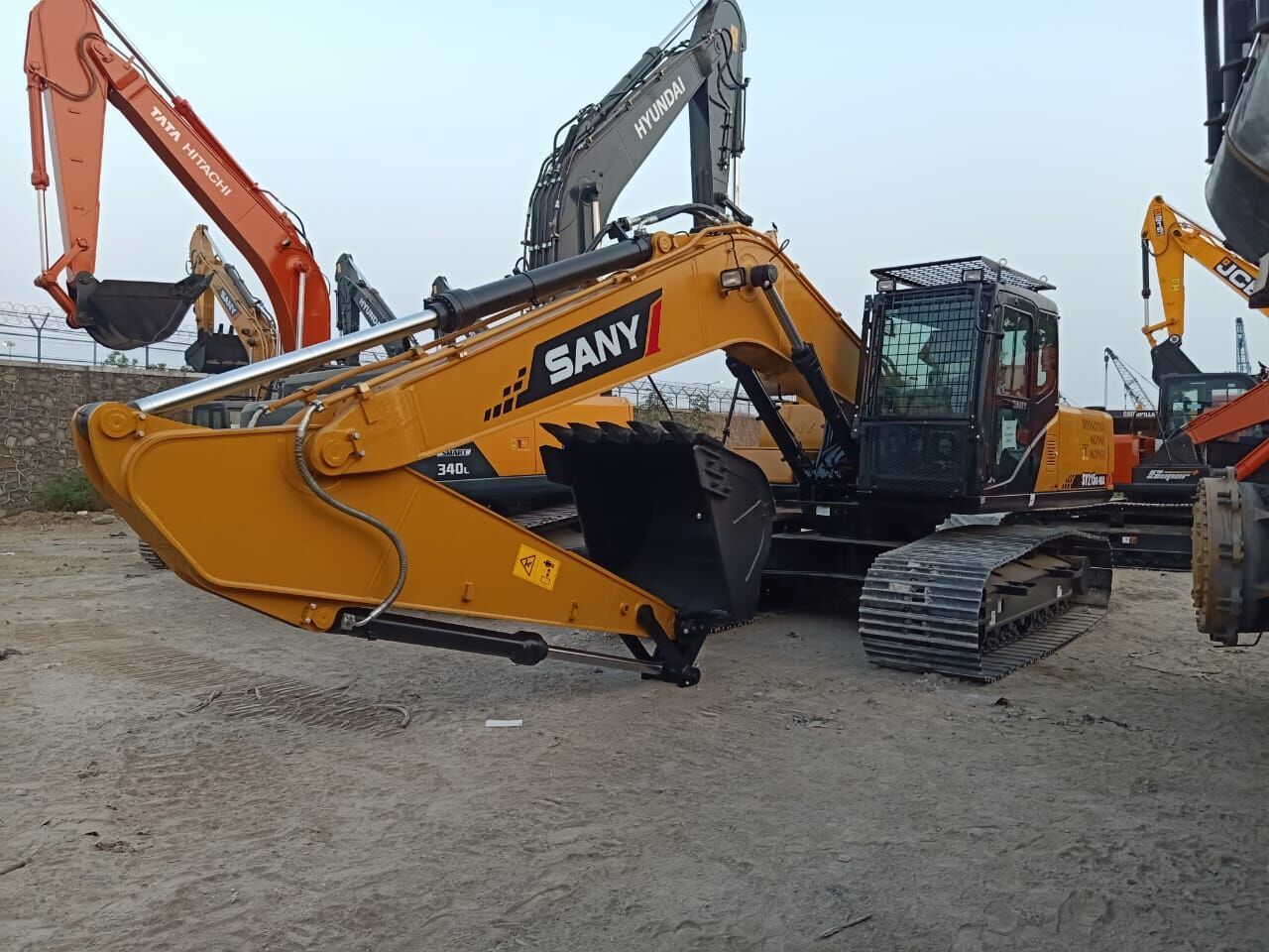 2025 SANY SY 215 crawler excavator, side view 2025 SANY SY 215 crawler excavator, side view