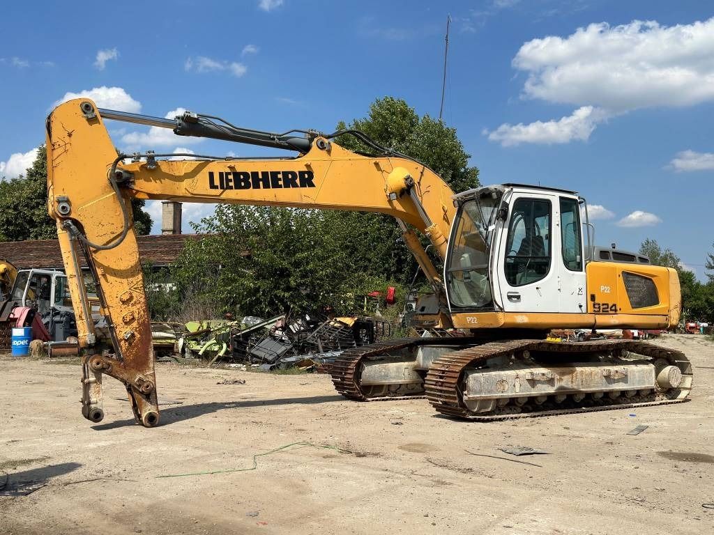 2007 Liebherr R924C crawler excavator, side view 2007 Liebherr R924C crawler excavator, side view
