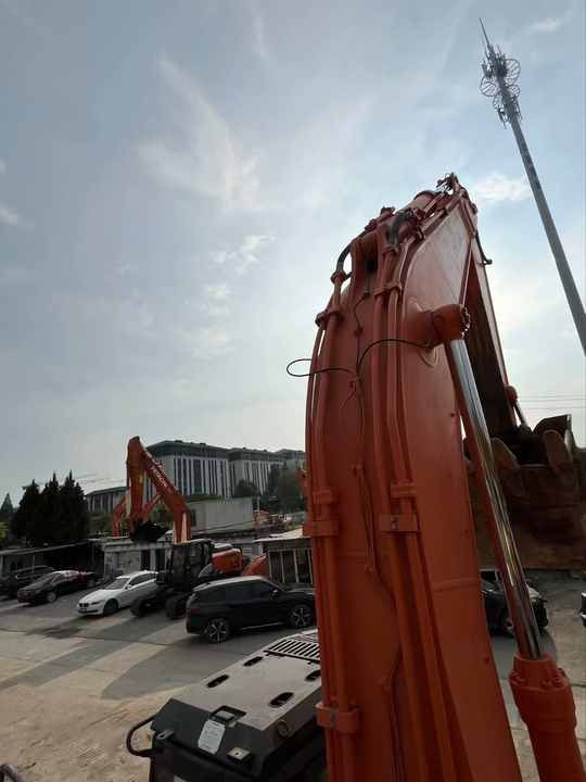 2024 Hitachi ZX470-5G crawler excavator boom and hydraulic cylinder detail