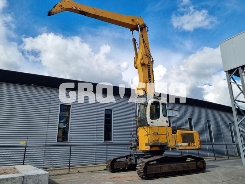 2011 Liebherr 934 crawler excavator side view 2011 Liebherr 934 crawler excavator side view