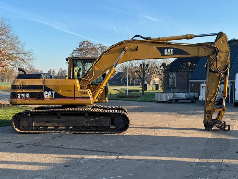 2000 Caterpillar 320BL crawler excavator, side view 2000 Caterpillar 320BL crawler excavator, side view