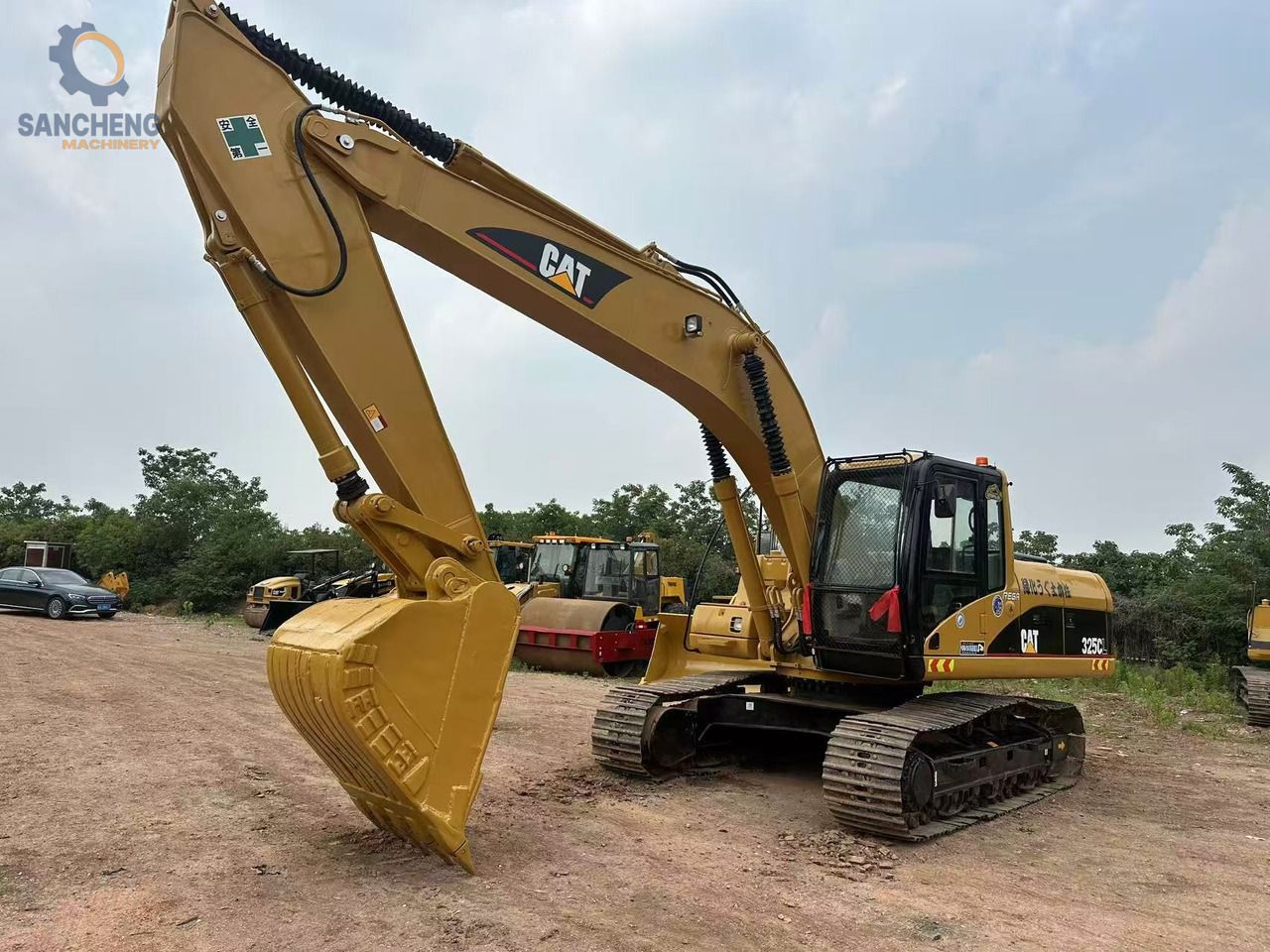 2018 Caterpillar 325CL crawler excavator, side view 2018 Caterpillar 325CL crawler excavator, side view