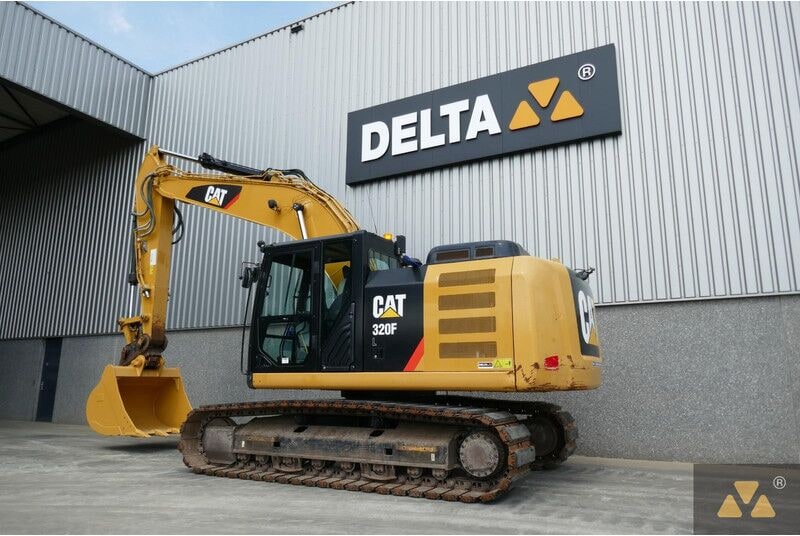 2017 Caterpillar 320FL crawler excavator, side view 2017 Caterpillar 320FL crawler excavator, side view