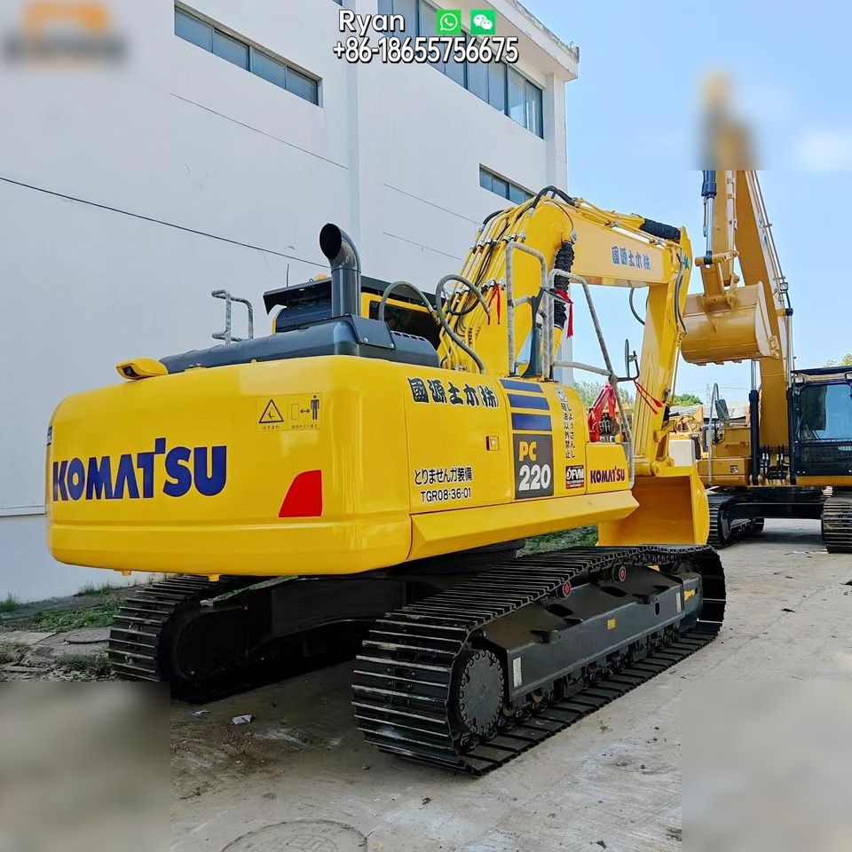 Escavatore cingolato Komatsu PC220-8 del 2023, vista posteriore tre quarti Escavatore cingolato Komatsu PC220-8 del 2023, vista posteriore tre quarti