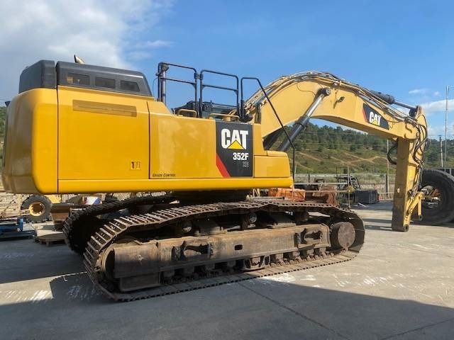 2016 Caterpillar 352F crawler excavator, side view 2016 Caterpillar 352F crawler excavator, side view