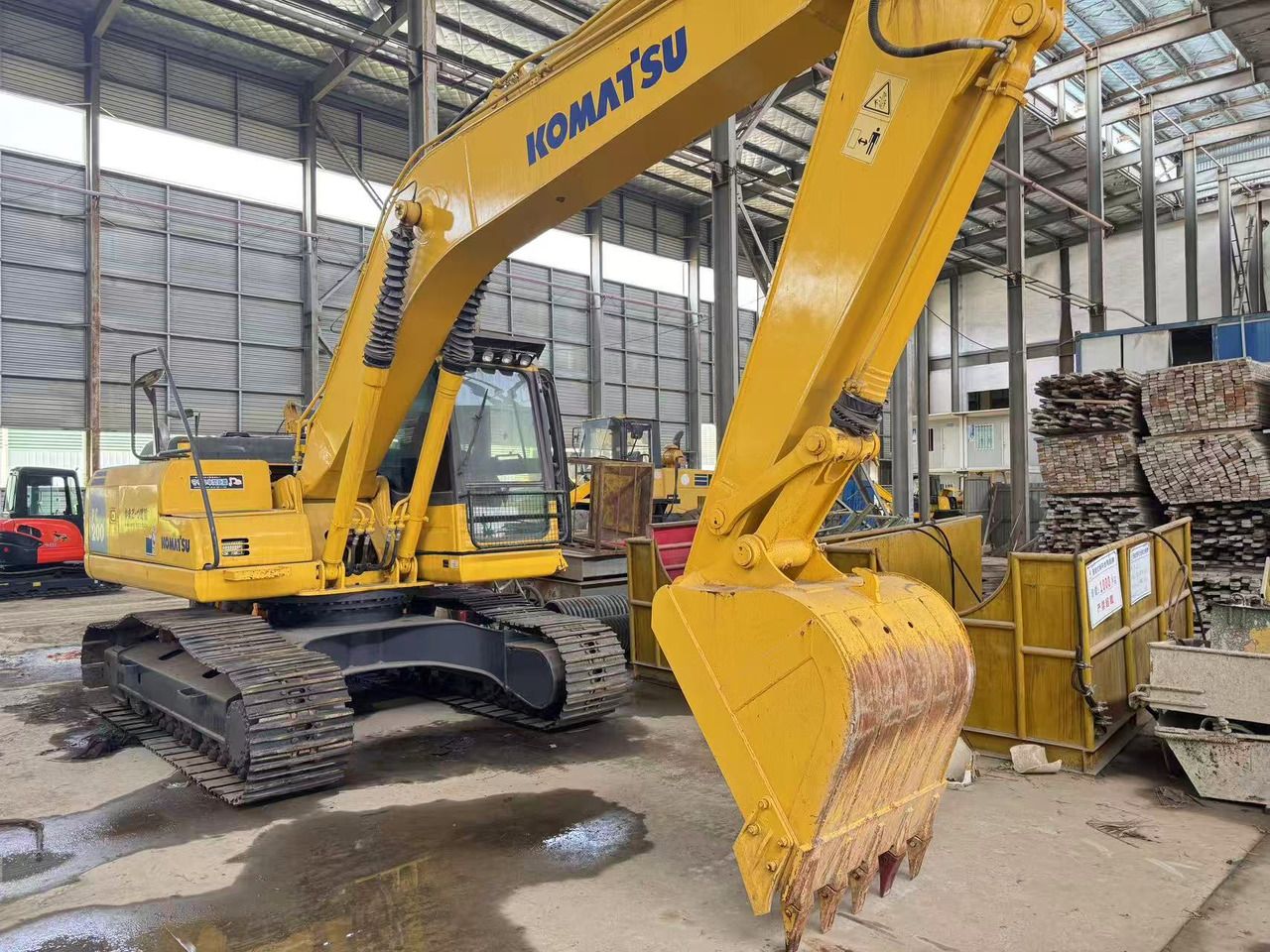 Escavatore cingolato Komatsu PC200-8 del 2018, vista posteriore tre quarti Escavatore cingolato Komatsu PC200-8 del 2018, vista posteriore tre quarti