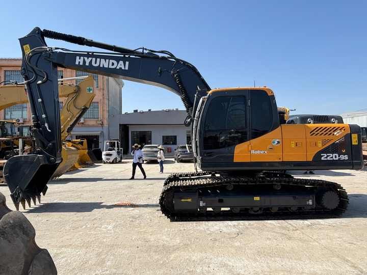 2024 Hyundai 220-9s crawler excavator, side view 2024 Hyundai 220-9s crawler excavator, side view