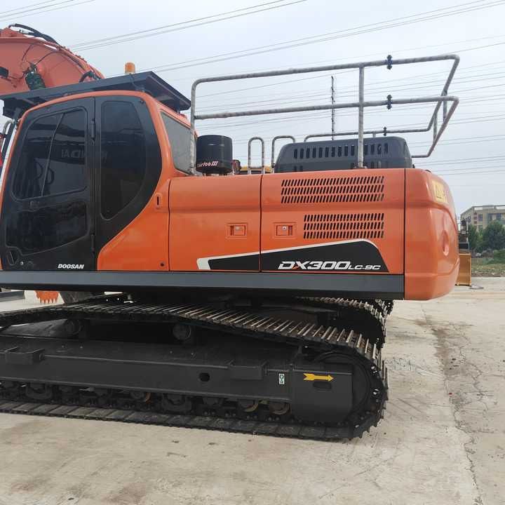 2020 Doosan DX300LC-9C crawler excavator side view 2020 Doosan DX300LC-9C crawler excavator side view