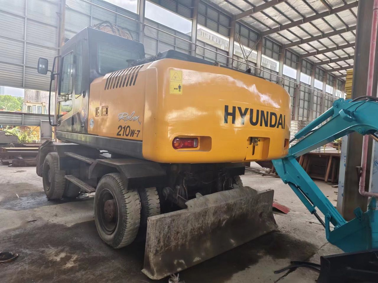 2017 Hyundai R210W-7 wheel excavator rear three-quarter view 2017 Hyundai R210W-7 wheel excavator rear three-quarter view