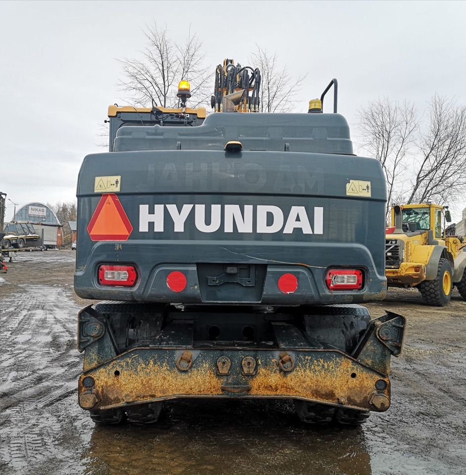 2016 Hyundai W140 wheel excavator rear view