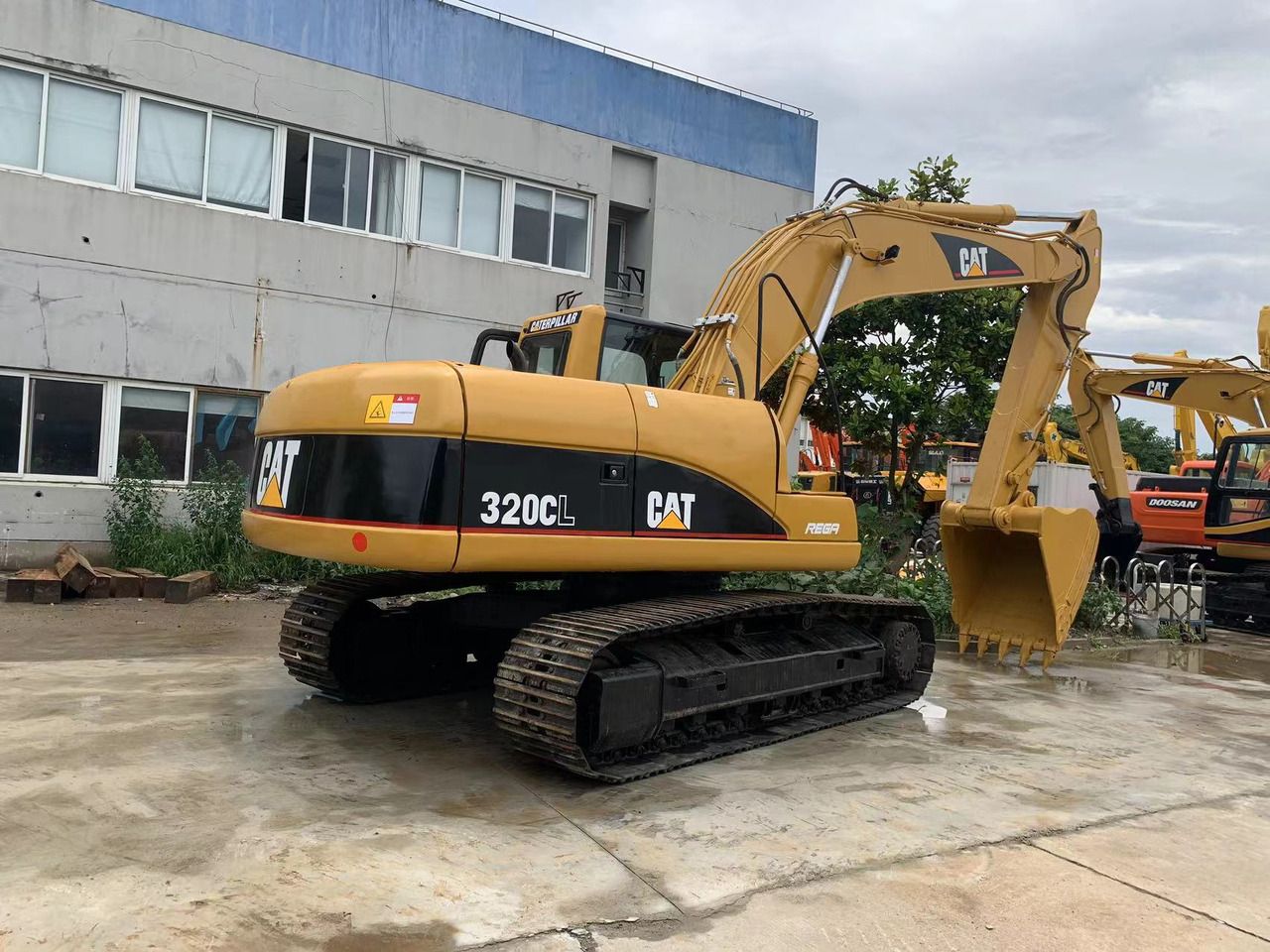 2022 Caterpillar 320CL Raupenbagger, Ansicht von hinten seitlich 2022 Caterpillar 320CL Raupenbagger, Ansicht von hinten seitlich