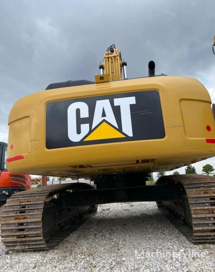 2020 Caterpillar 330D2L crawler excavator rear view 2020 Caterpillar 330D2L crawler excavator rear view