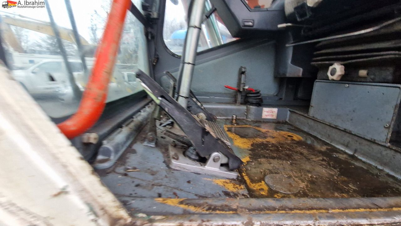1990 Atlas 1604K Wheel Excavator cab interior view