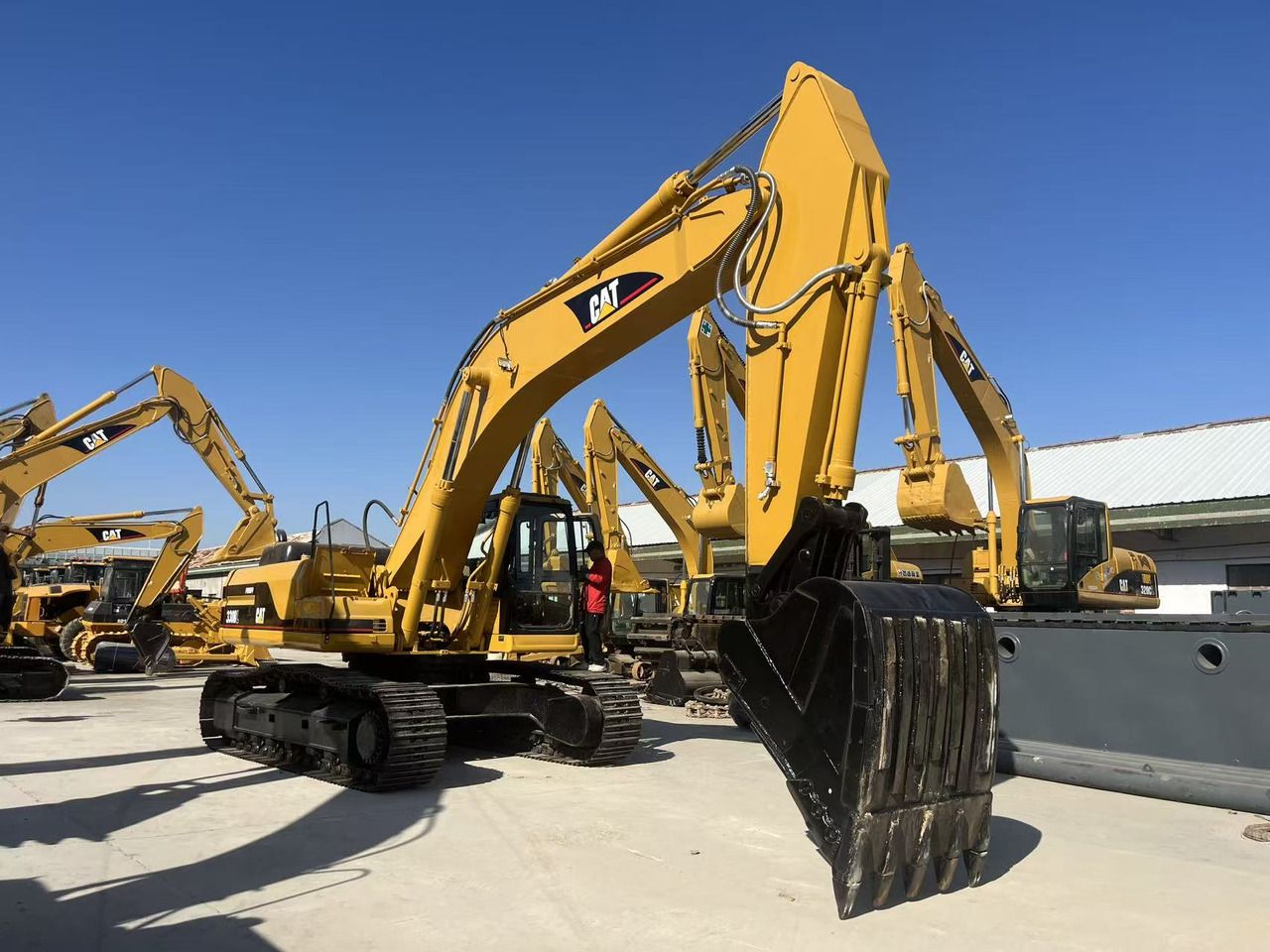 2020 Caterpillar 330BL crawler excavator, side view 2020 Caterpillar 330BL crawler excavator, side view