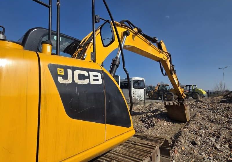 2013 JCB JS130LC crawler excavator side view 2013 JCB JS130LC crawler excavator side view