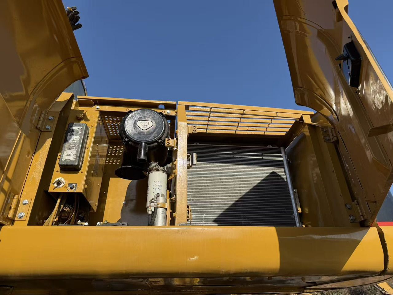 Caterpillar 320CL de 2019, vista do compartimento do motor Caterpillar 320CL de 2019, vista do compartimento do motor