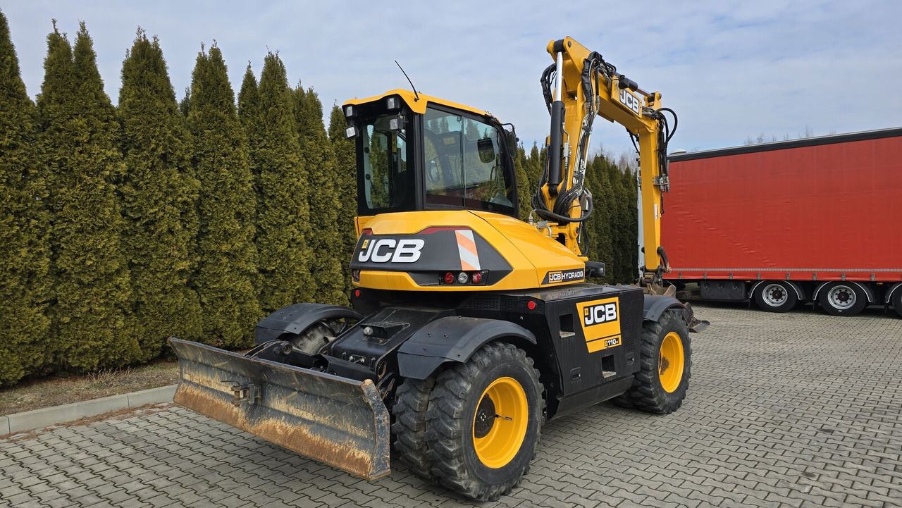 2016 JCB Hydradig 110W wheel excavator, front three-quarter view